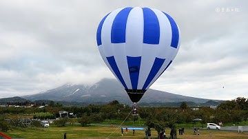 目前に岩木山、眼下にリンゴ園　弘前で熱気球