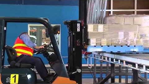 Unloading pallets from a truck tray safely