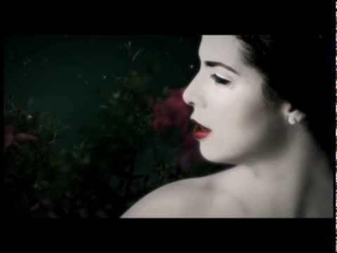Vanessa da Mata no clipe "Minha herança: uma flor"