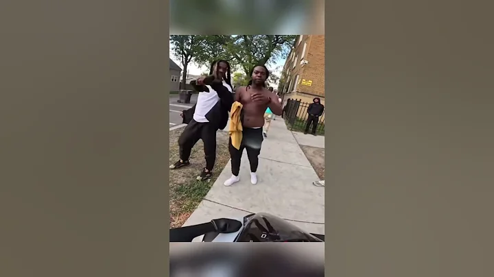 Pulling up on gang members in Chicago…😳 #bike #biking #hood #chicago