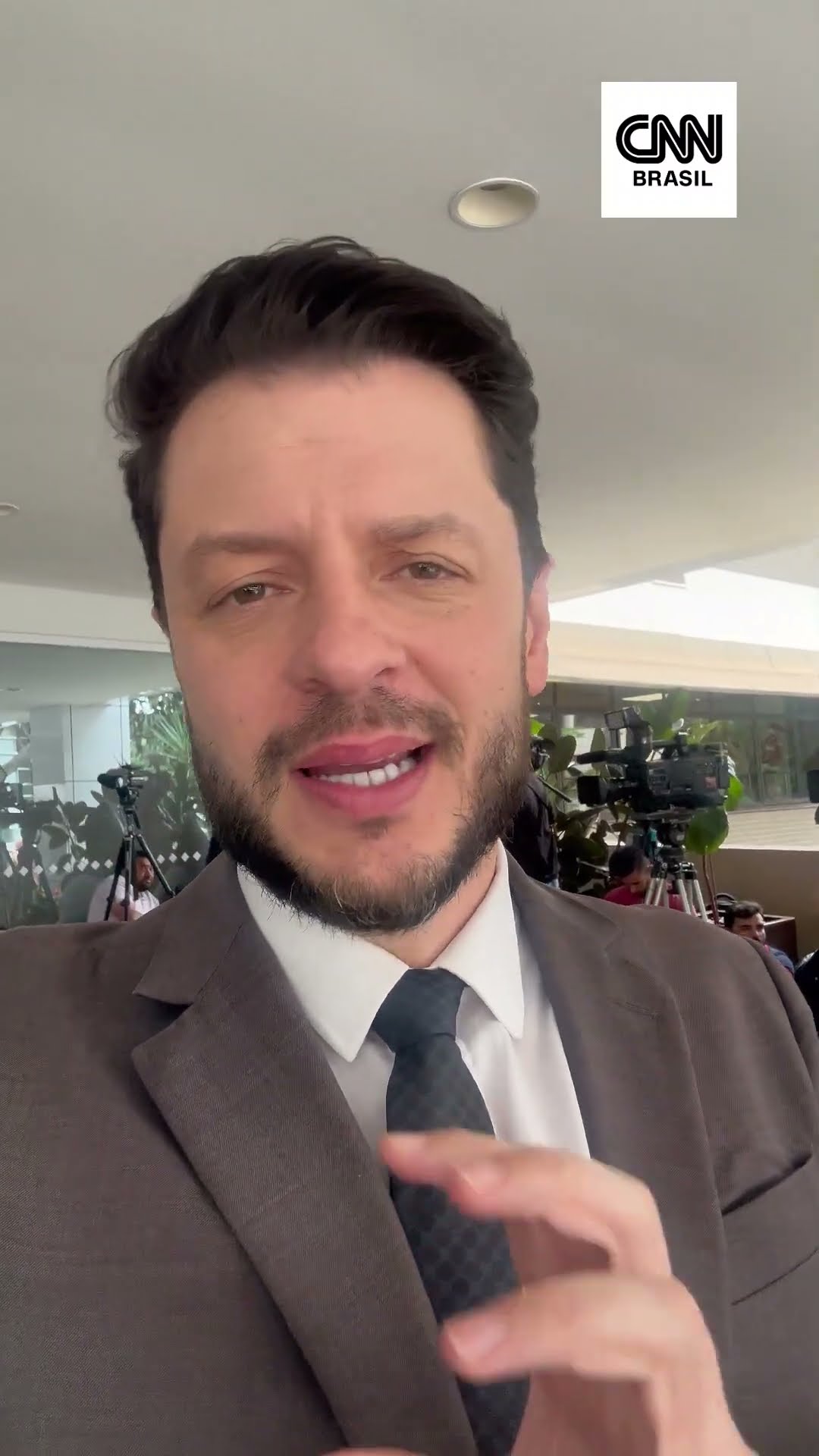 Jornalistas se reúnem em frente a hospital para acompanhar quadro de saúde do presidente Lula