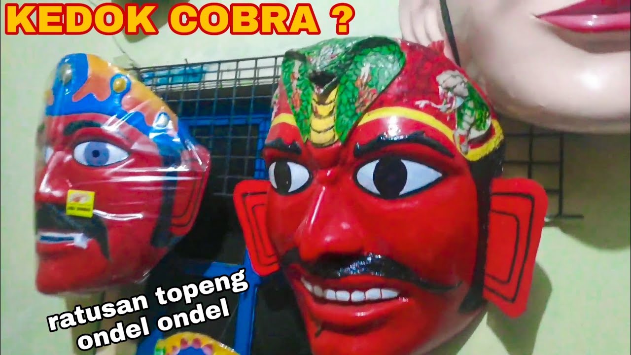 ada ratusan topeng ondel ondel disini