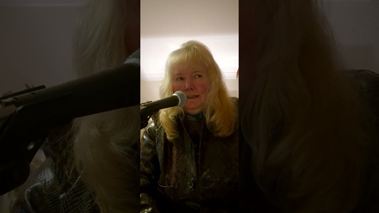 Feathers 🪶 in the snow ❄️ 😍 ♥️ merry Christmas 🎅 🎄 ♥️ sandy