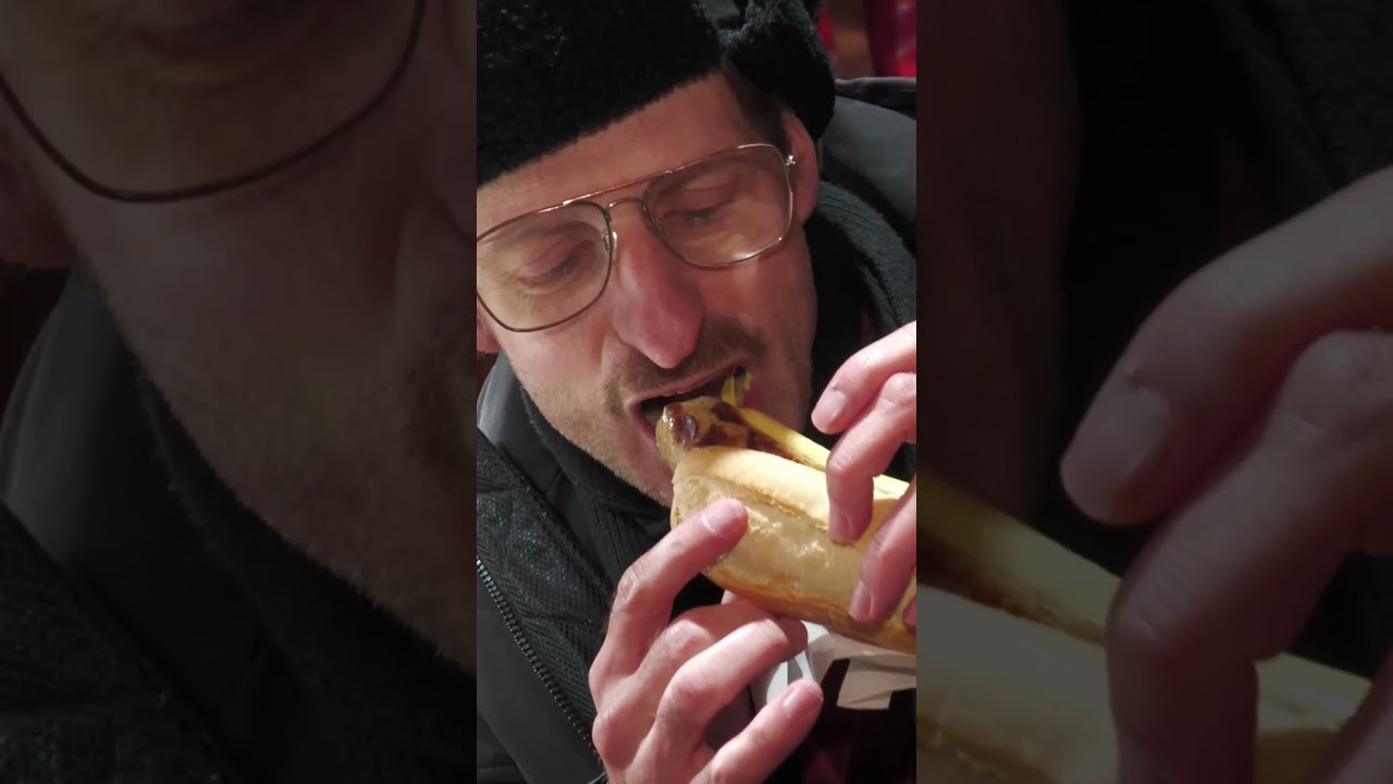 Best Street Food at Christmas Market🔥😋#sausage #bratwurst #currywurst #streetfood #food #berlinfood