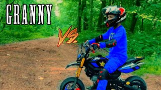 Den VS Granny! Granny en la vida real! | ALGUIEN NOS PERSIGUE EN EL BOSQUE