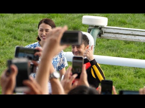 函館に長澤まさみ現る！函館記念の勝ち馬ローシャムパークの口取りもそれどころじゃない函館の野郎どもｗ