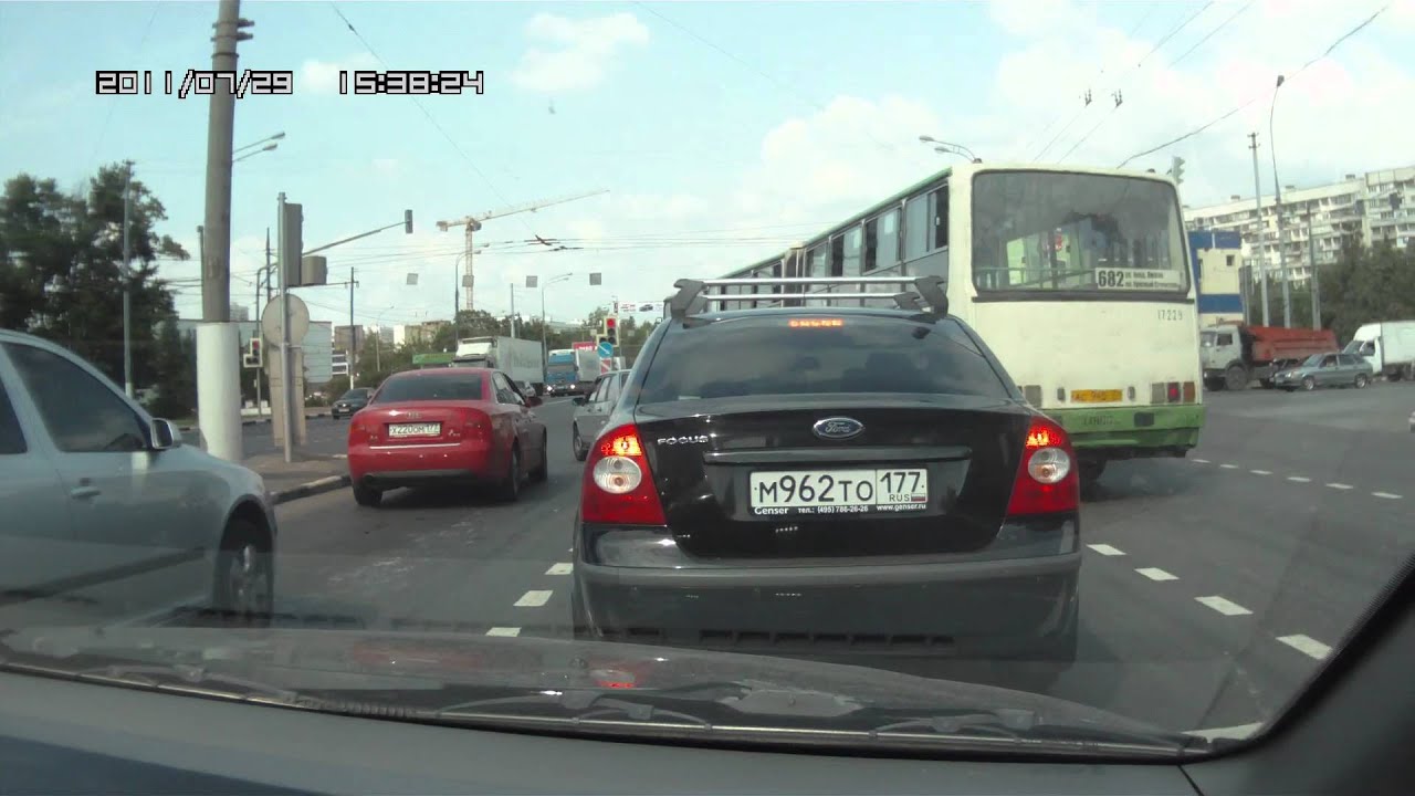Машина поворачивает налево Машина поворачивает налево