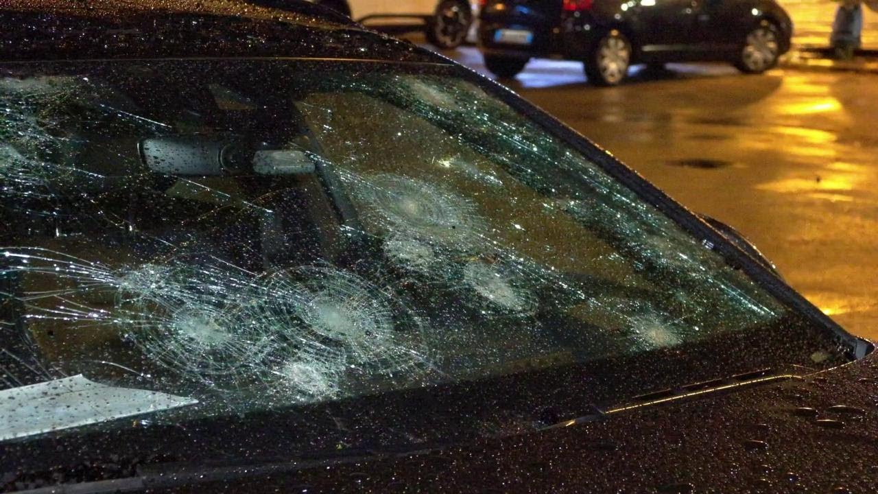 Maltempo, gli effetti delle grandinate in Veneto: distrutti i parabrezza delle automobili