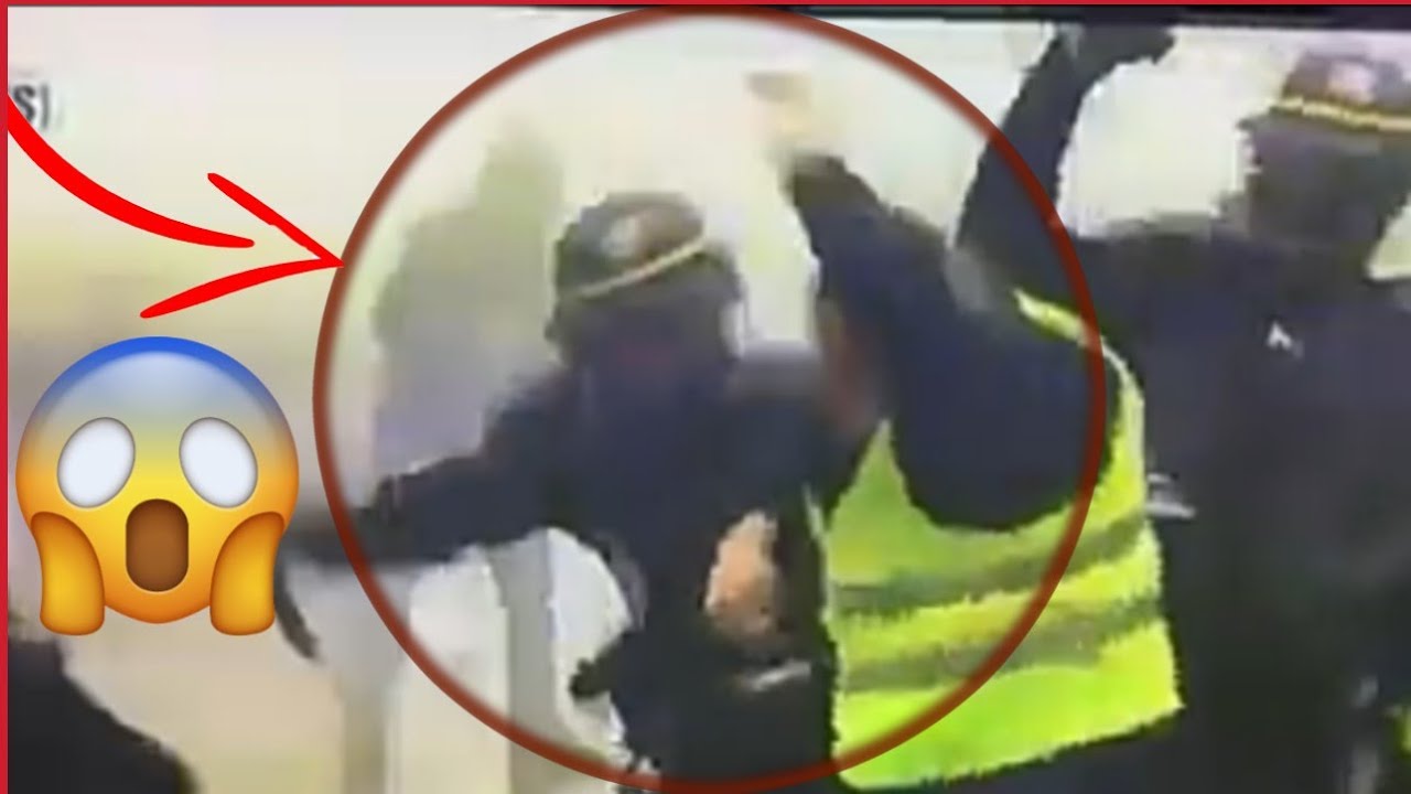 Les Crs Frappe Un Gilet Jaunechoc Youtube