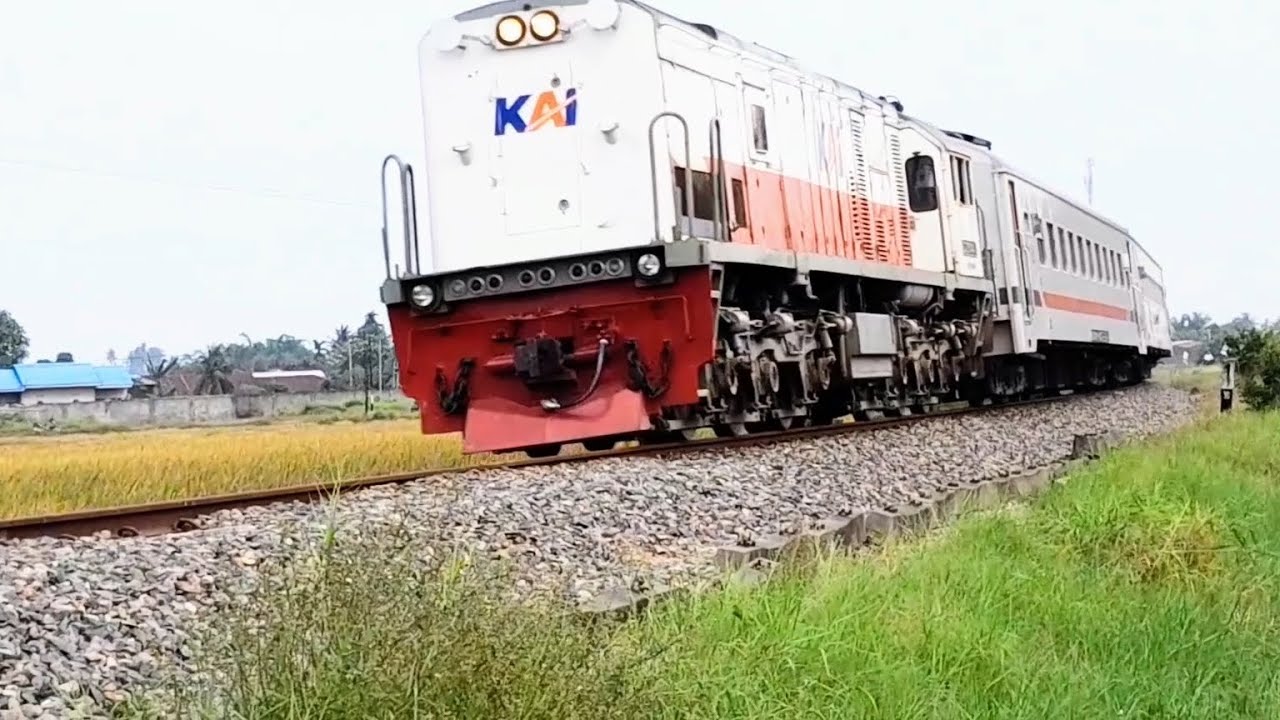 Kereta Putri deli .Siantar Ekspress .lokoganda dan Ka Peti kemas Lintas di lengkung lubuk pakam 