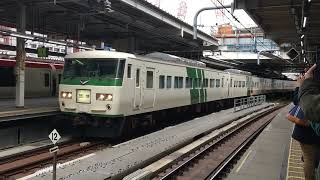 185系OM08編成団体列車到着　品川駅にて