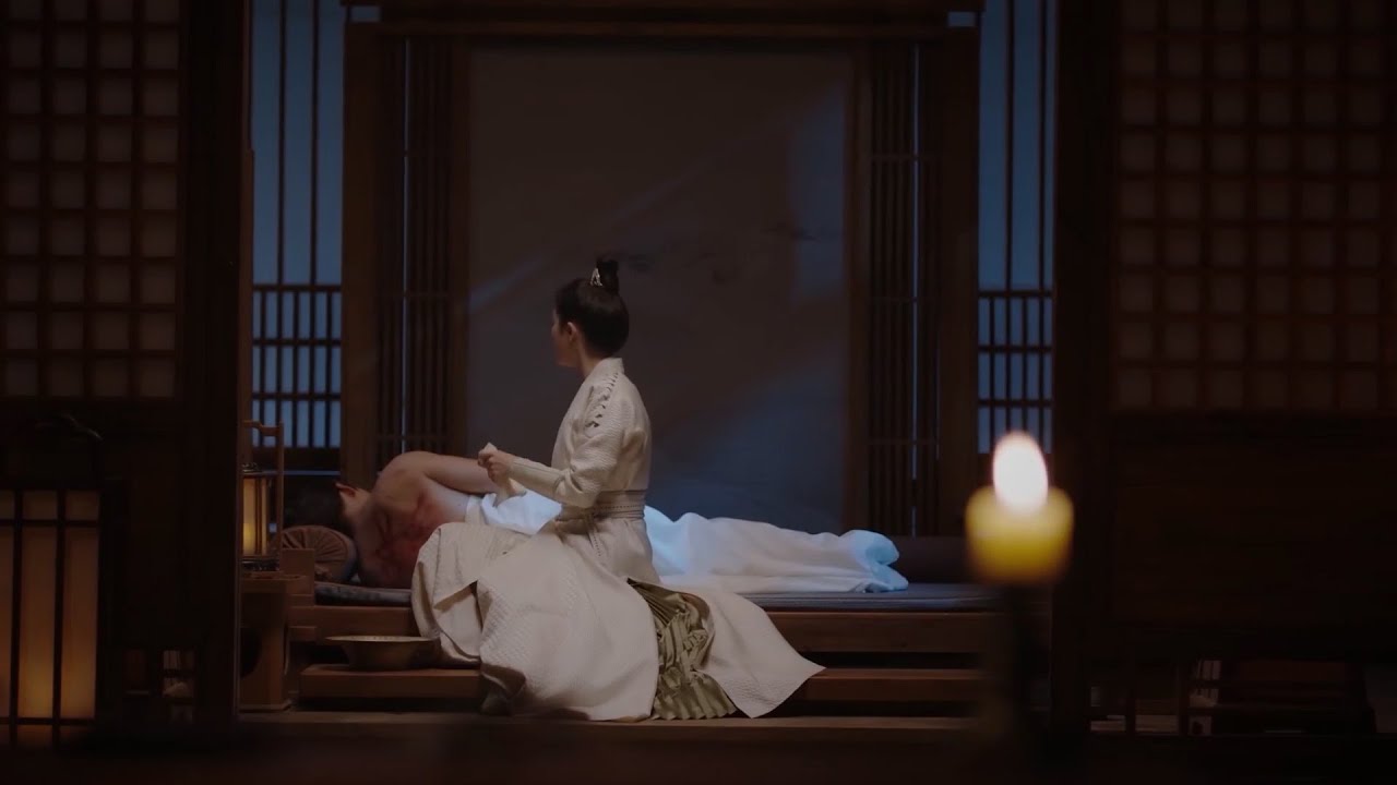 Фанчжу был ранен, и Хайши всю ночь ухаживала за ним в постели.