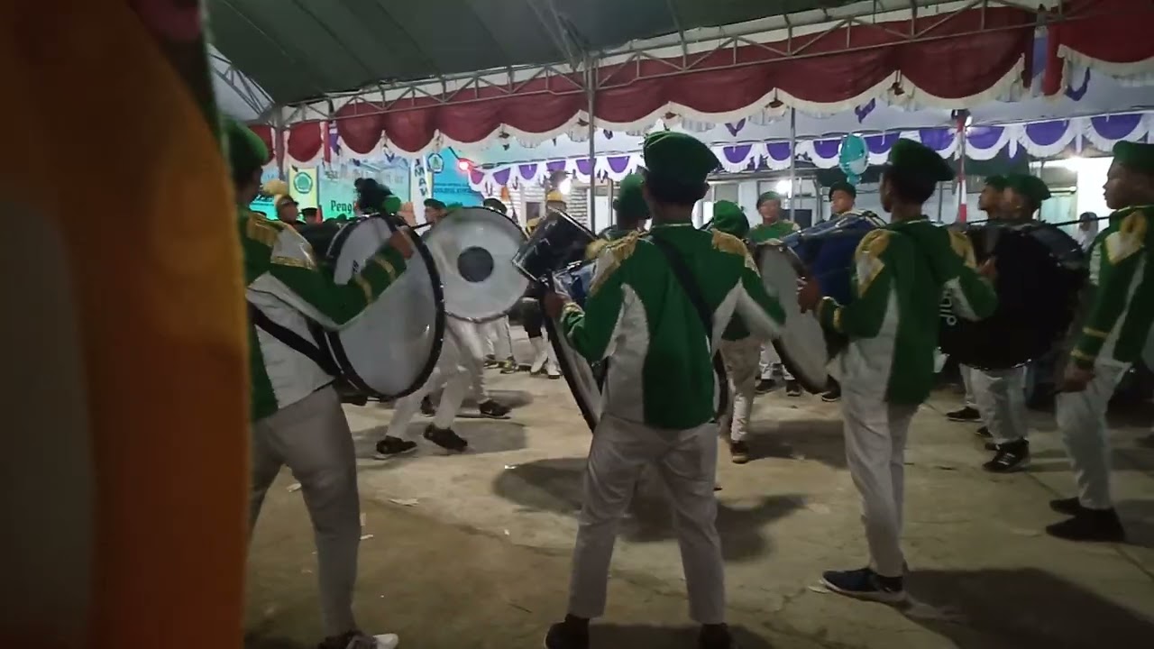 pelaksanaan wisuda yang di meriahkan oleh dramband putra utama junior | karang Penang sampang |