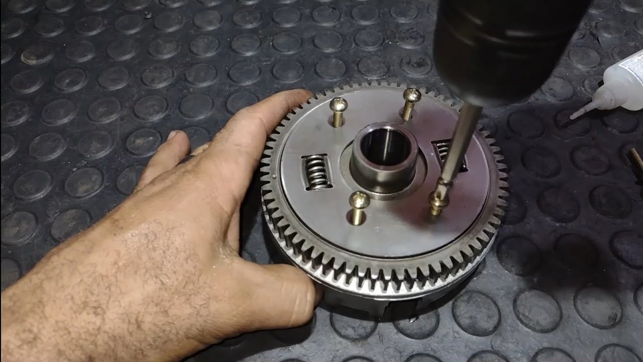 COMO TIRAR FOLGA E BARULHO NA CAMPANA DE EMBREAGEM DA HONDA 150, 125 E 160!