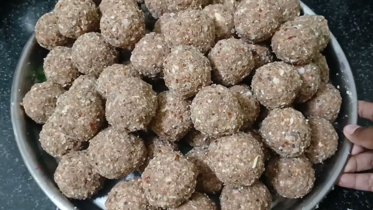 ह्या थंडीच्या दिवसात बनवून बघा रोगप्रतिकारशक्ती वाढवणारे डिंकाचे लाडू | खारीक खोबऱ्याचे लाडू |