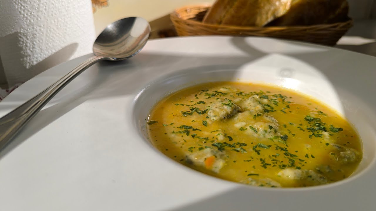 Najlepšia zeleninová polievka s drožďovými knedličkami – jemná, zdravá a sýta! 🥄