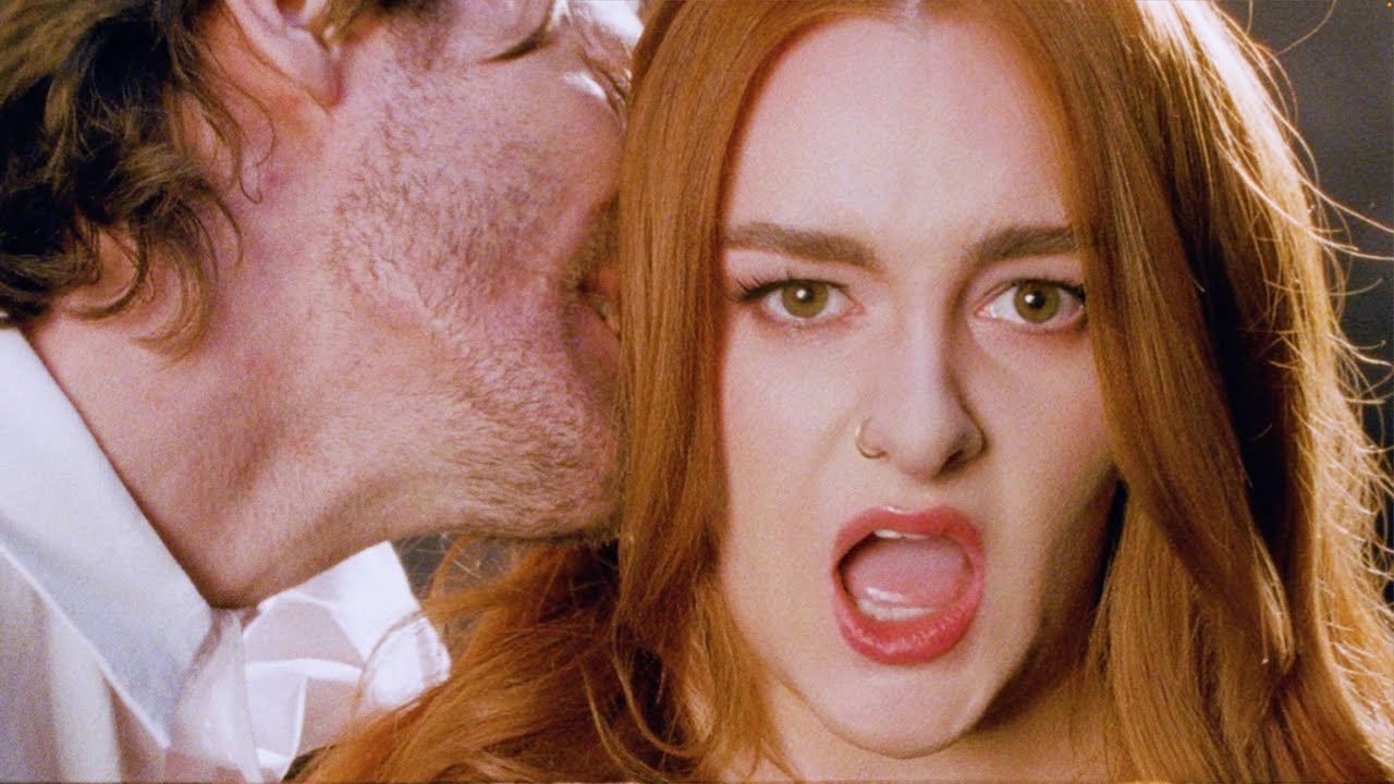 Grace Davies - MDE (Official Video) auf YouTube ansehen Grace Davies - MDE (Official Video) auf YouTube ansehen