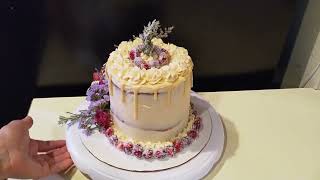 Flowers aren't just put in vases anymore, look at this beautiful cake accented with real flowers!