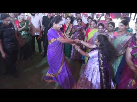Kavithamma Playing Bathukamma | Bathukamma Celebrations 2026 | Asianet Telugu