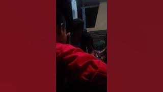 Main gitar di malam hari