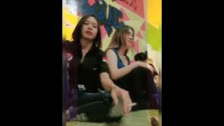 Mabuk Santai di Kos, Pemandu Lagu.