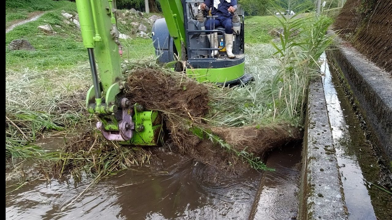Мы очищаем водозаборное сооружение для орошения соевых полей.