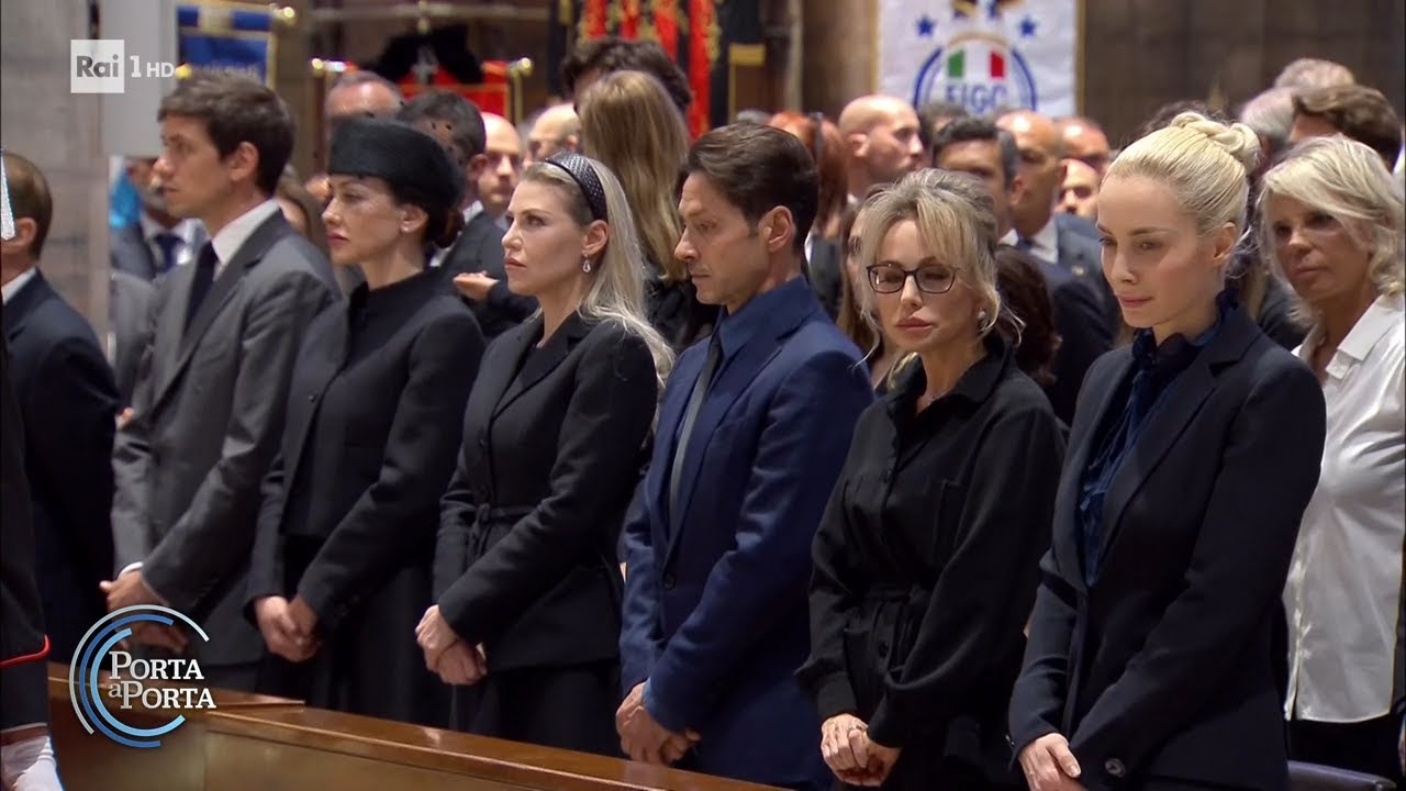 Applausi e cori per l'ultimo saluto a Berlusconi - Porta a porta 14/06/2023