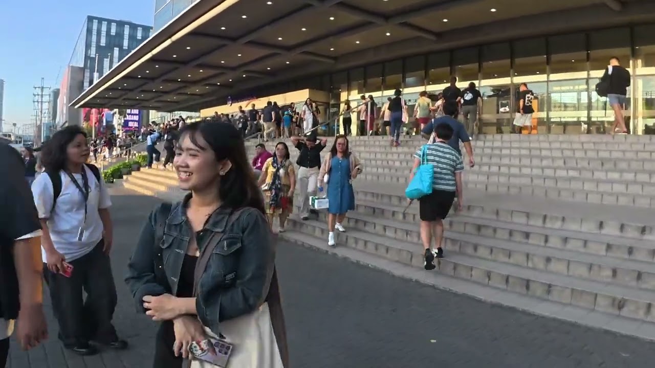 SHORT WALK FROM EDSA SHANGRILA TO SM MEGAMALL