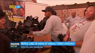 Jackson Limousine Service hands out 12K turkeys, fixings in South LA | ABC7