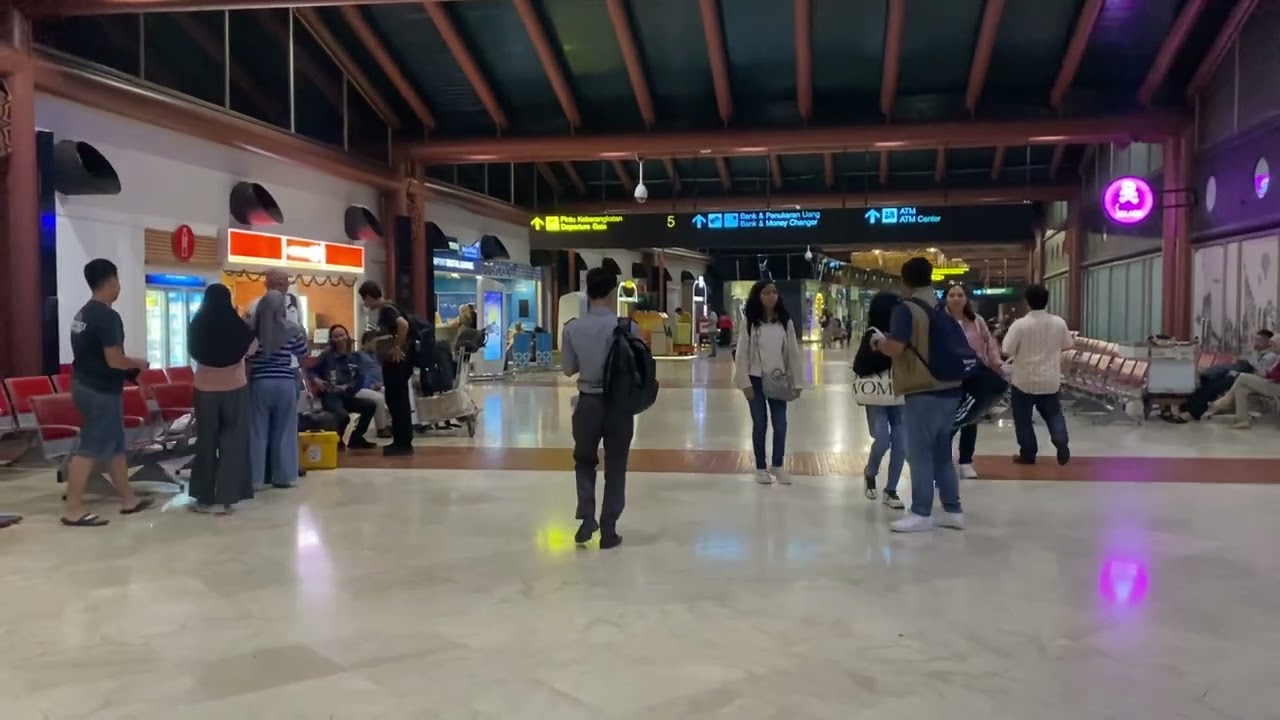 Suasana Bandara Soekarno-Hatta pada Malam Hari di Awal Tahun 2024