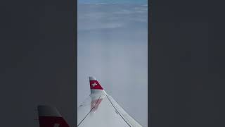Inflightvideo [Shorts] - Eintauchen in die Wolkendecke kurz vor Zürich mit Swiss A220-300