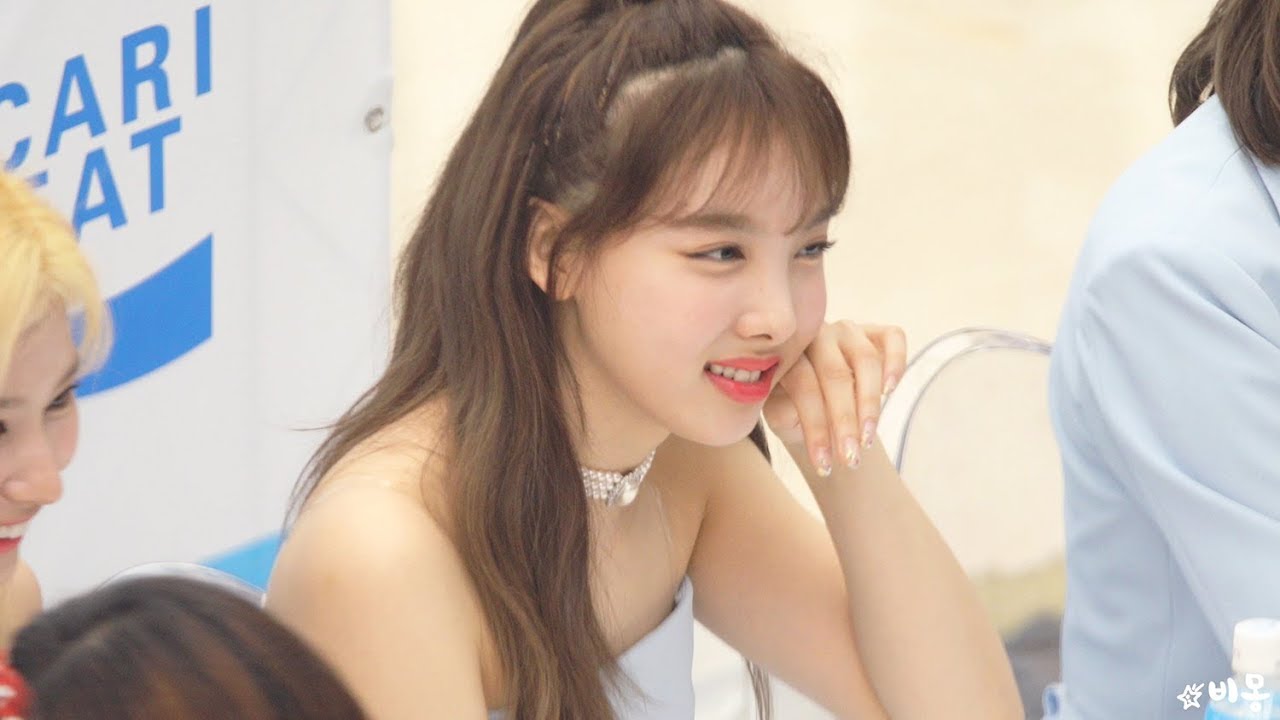 190612 트와이스(TWICE) 사인중인 나연 (Nayeon's Fansign) [포카리팬사인회] 4K 직캠 by 비몽