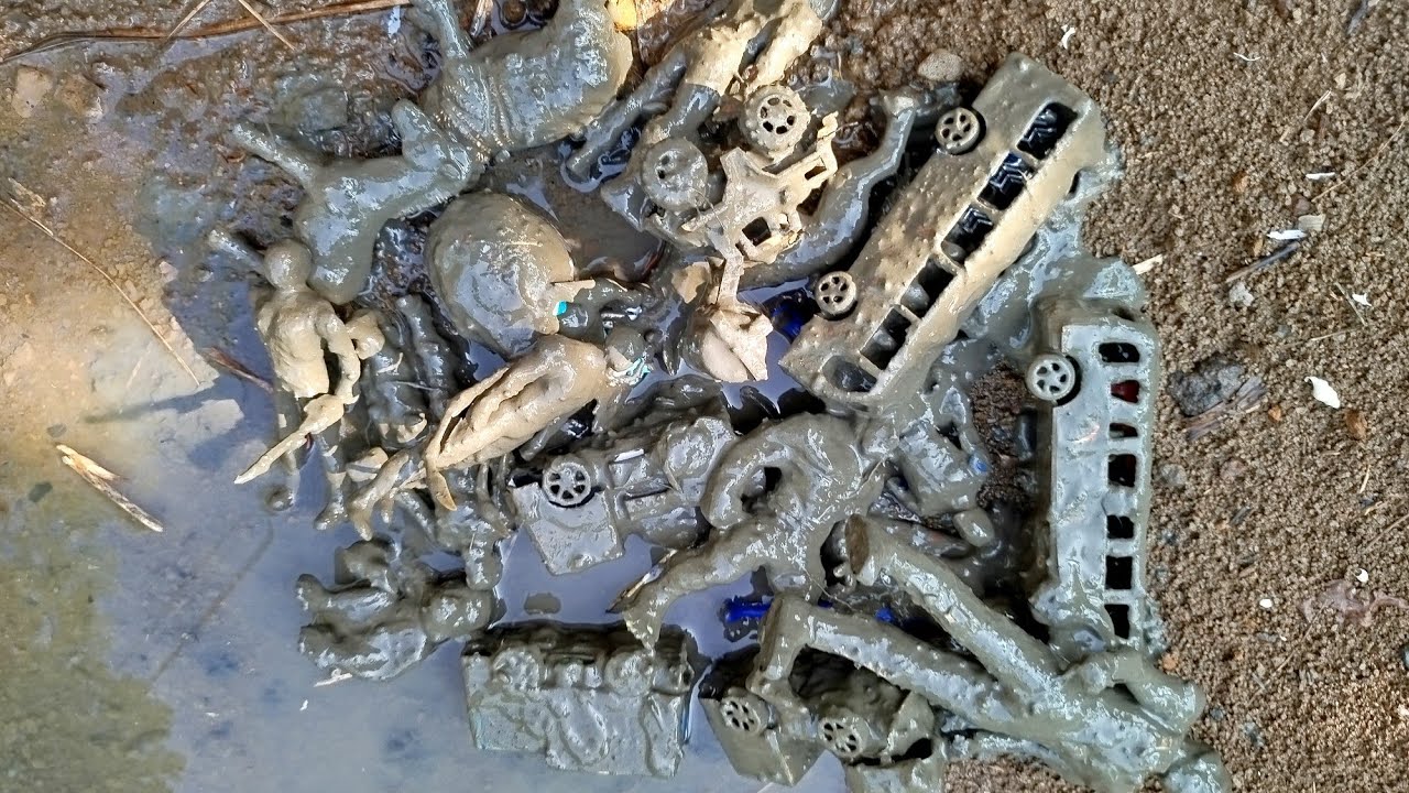 3.Mencari dan Membersihkan Mainan Kotor Bus Tayo, Iron Man, Sapi, Dinosaurus@kembarstory-j3p