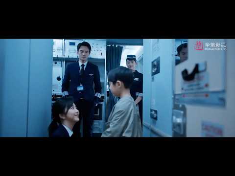The abstinent captain watched the female pilot gently appease the aircraft phobic child. At that moment, he instantly fell down! 💖 Chinese TV series Chinesedrama Dramas