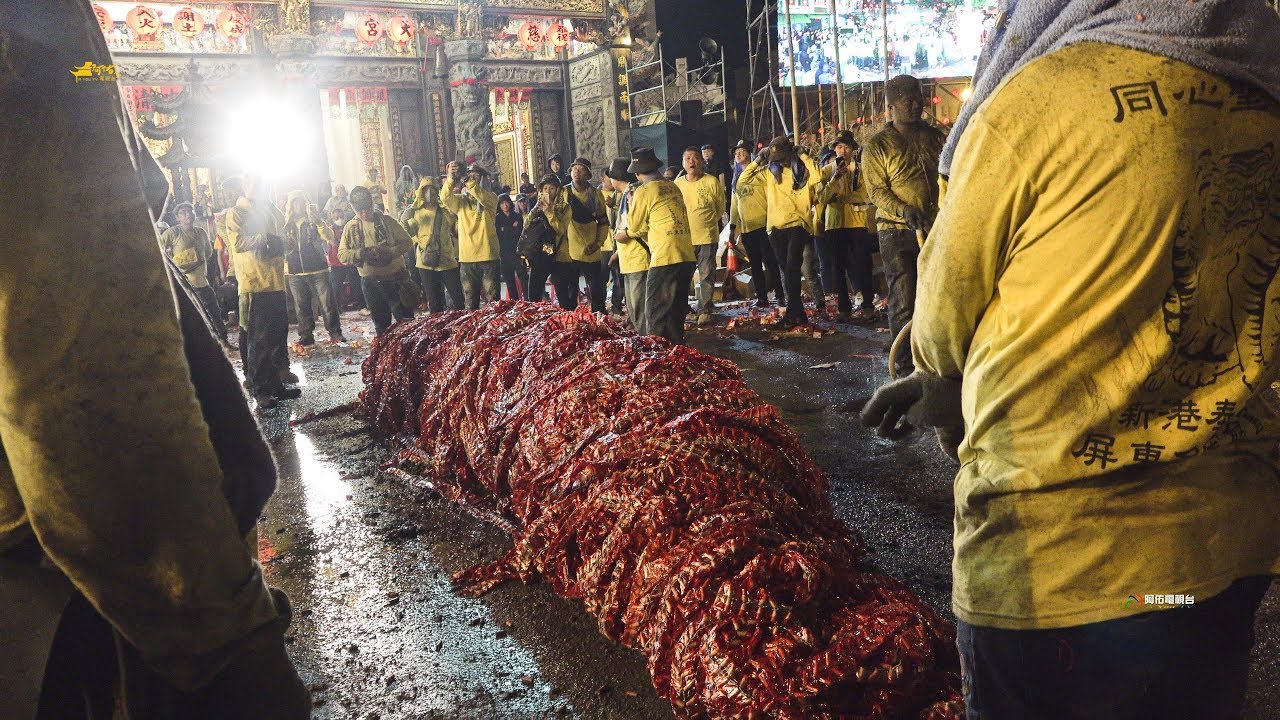 《這種炮量真嚇人~金虎爺入廟吃炮真猛連四次旺旺旺》