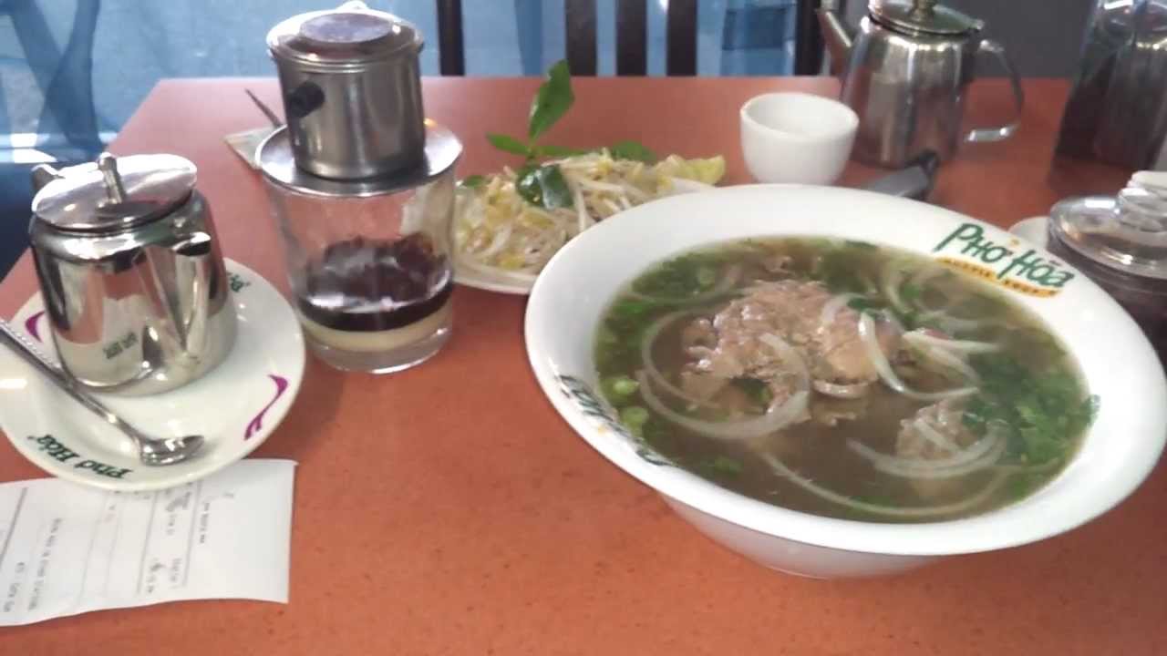 How to eat Pho Vietnamese soup - YouTube