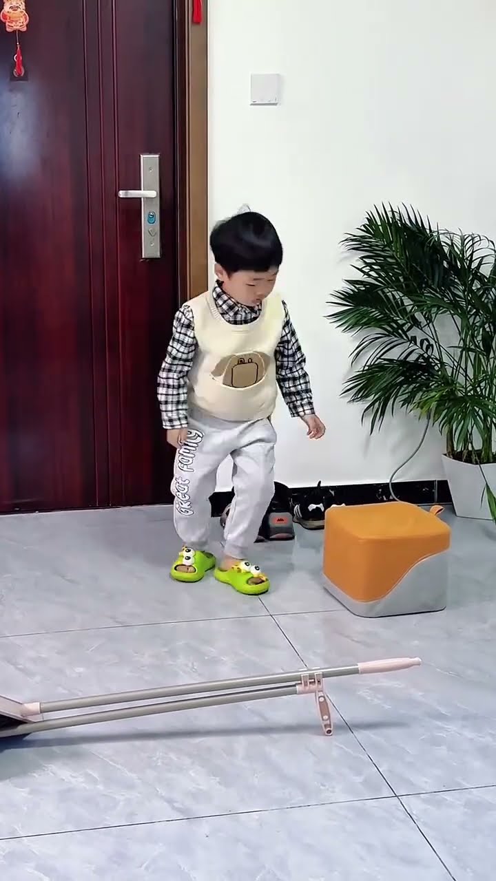 故意把扫把放倒，试试老公和儿子的反应，果然儿子没让我失望！#Cute baby#Cute#呆萌小米宝#聪明宝宝#萌娃
