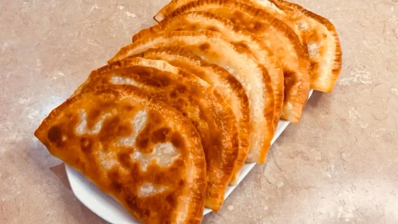 Постные чебуреки. Можно готовить с любой постной начинкой.