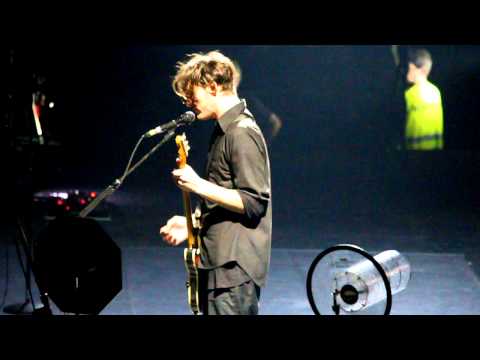 Josh Klinghoffer singing an Italian song by Mina -  RHCP Live @ Milano, Italy 11/12/2011 HD