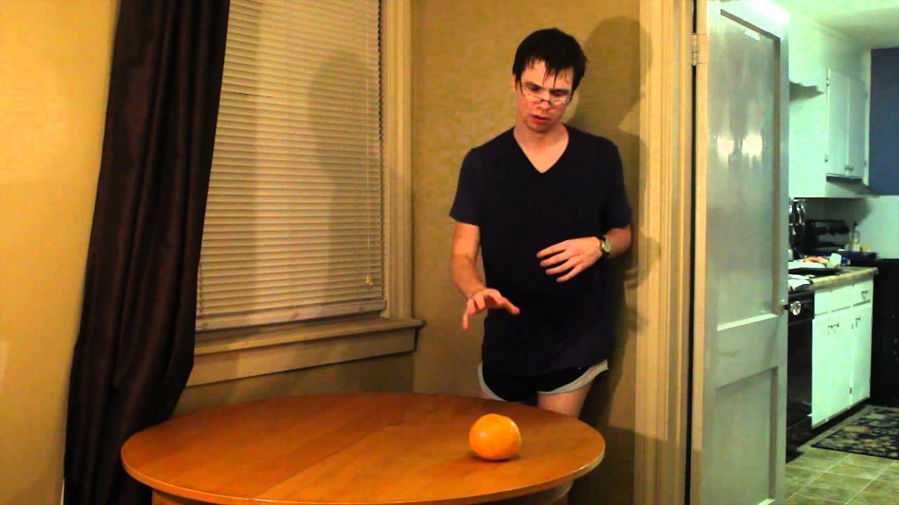 Джозеф прикасается к грейпфруту