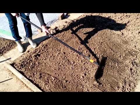 Video: Podzimní Práce Na Zahradě. Příprava Půdy. Čištění území. Hnojení Půdy. Fotka