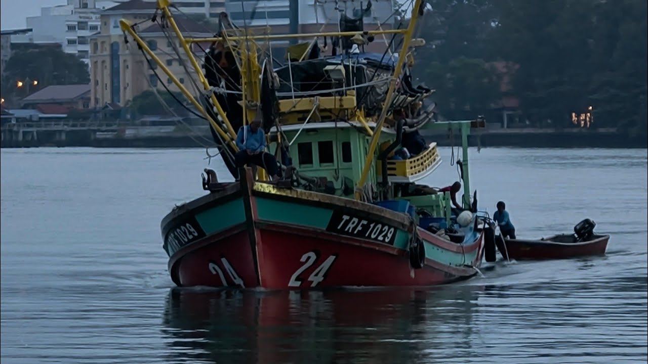 Ramadan Day 17: Fresh Squid and Fish Landed at LKIM Pulau Kambing Jetty