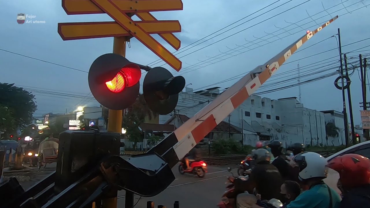 Perlintasan kereta api Kediri dan himbauan tertib berlalulintas unik mulai langka