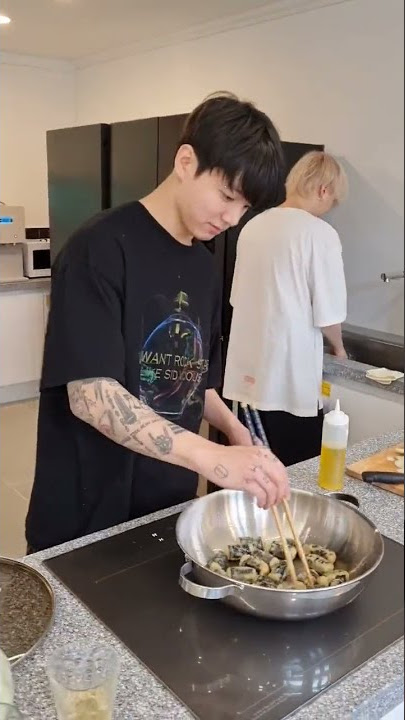 Jungkook dan suga masak. V dan Rm karokean, gak lupa jhope yg merekam 🥰🤣 #bts #shorts