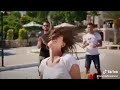 عايشه سني وبغني وبحب الحياه