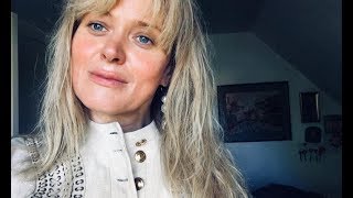 Анна Михалкова блеснула фигурой, показав глубокое декольте: фанаты ликуют, нахваливая артистку Анна Михалкова блеснула фигурой, показав глубокое декольте: фанаты ликуют, нахваливая артистку