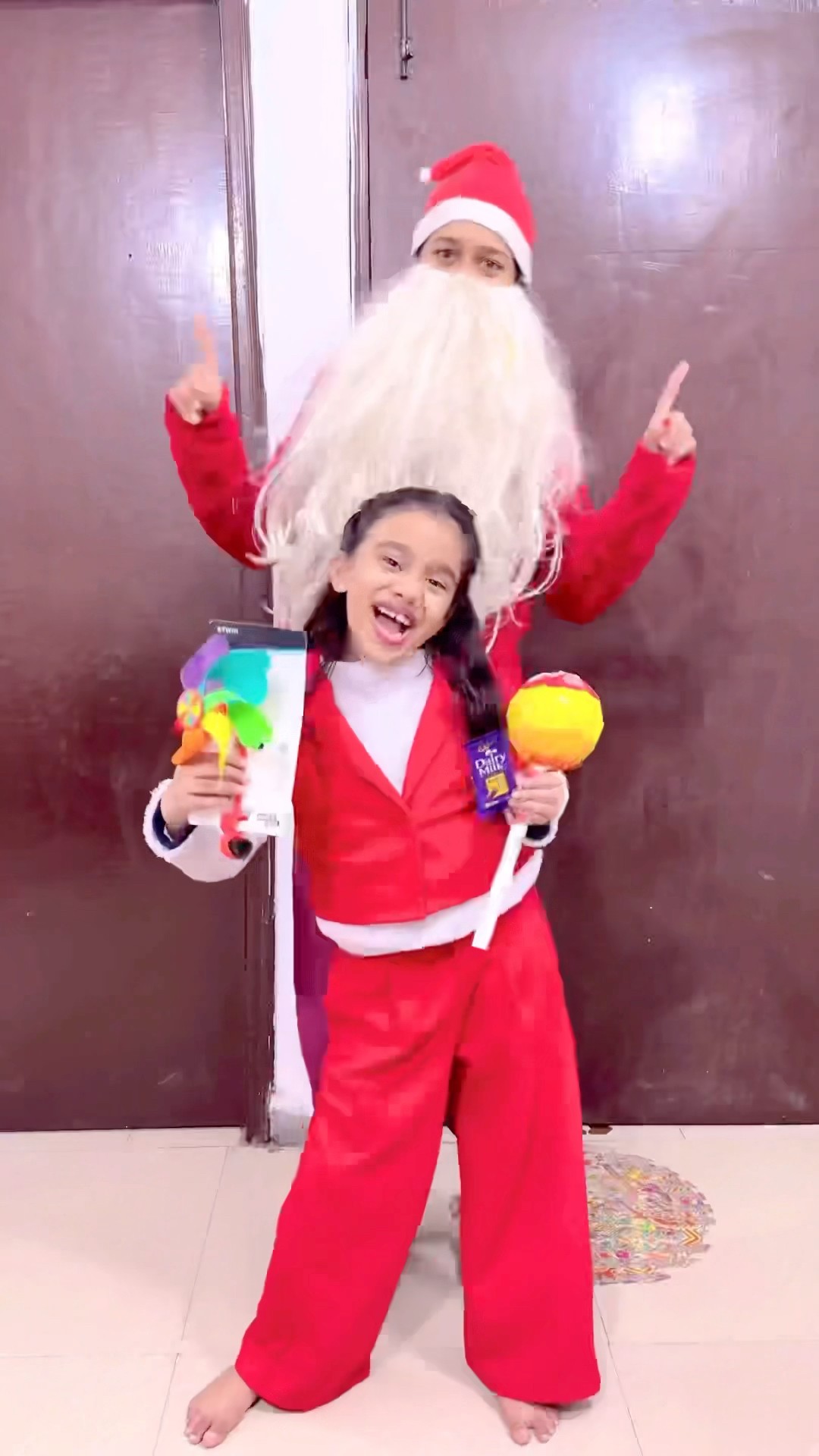 amaira ko Santa Claus ￼n diya gift #shorts #amairagurjar