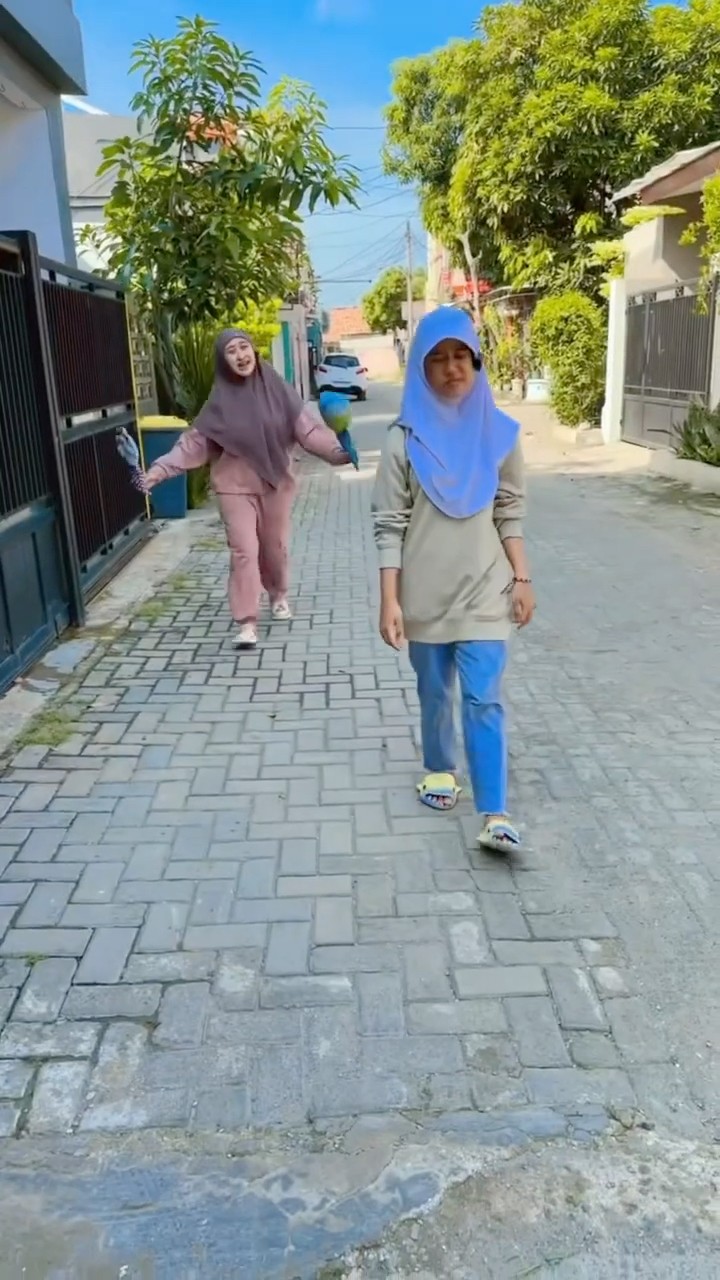 BUNDA DIJAH BAGI BAGI BALON KARAKTER