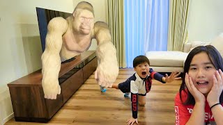 テレビから白ゴリラ 飛び出す!? アニア こうくんねみちゃん White gorilla destroys TV ANIA