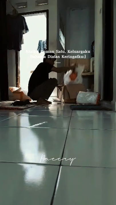 Rutinitas Harian: Seorang Laki-Laki Sedang Bekerja